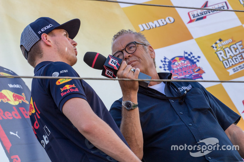 Max Verstappen en Olav Mol tijdens de Jumbo Racedagen