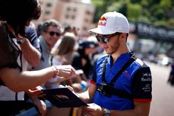 Pierre Gasly, Scuderia Toro Rosso taraftarlara imza dağıtıyor