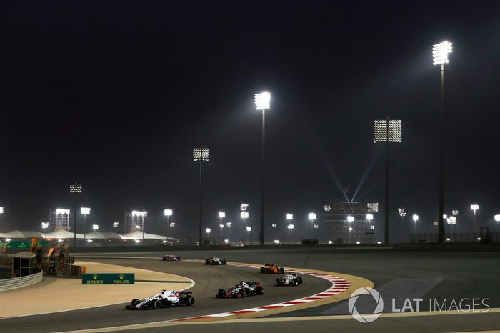 Lance Stroll, Williams FW41 Mercedes, lidera a Romain Grosjean, Haas F1 Team VF-18 Ferrari, Charles Leclerc, Sauber C37 Ferrari, Stoffel Vandoorne, McLaren MCL33 Renault