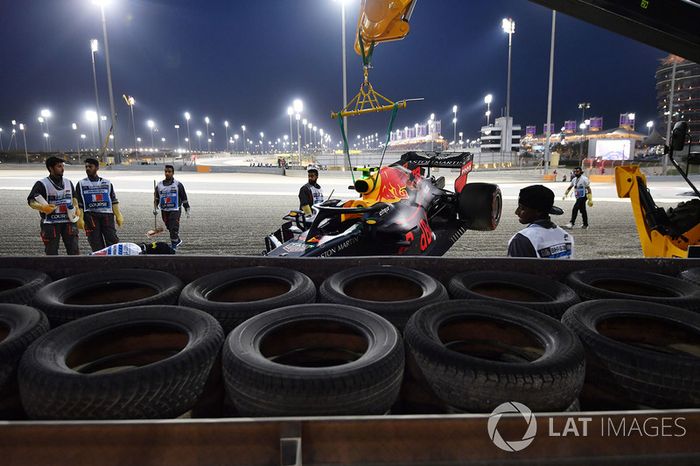 El coche chocado de Max Verstappen, Red Bull Racing RB14 es removido
