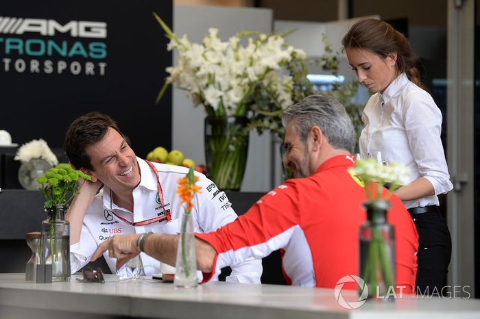 Toto Wolff, Director de Motorsport de Mercedes AMG F1 y Director del equipo de Ferrari Maurizio Arrivabene