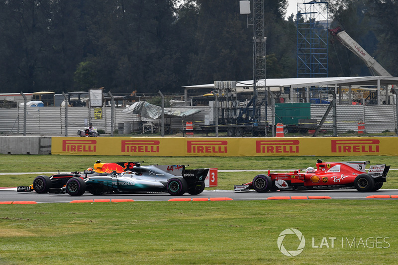 Max Verstappen, Red Bull Racing RB13, Lewis Hamilton, Mercedes-Benz F1 W08 and Sebastian Vettel, Fe