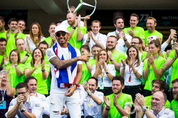 Campeón del mundo 2017 Lewis Hamilton, Mercedes AMG F1 con el equipo