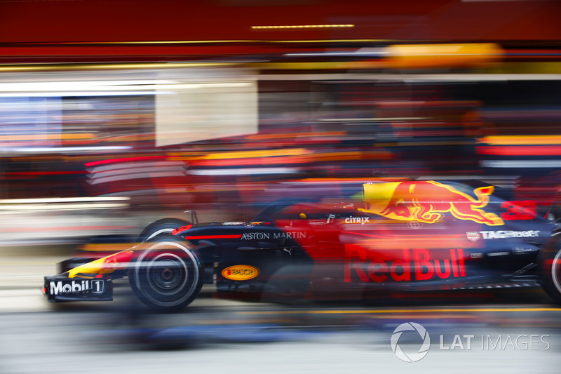 Max Verstappen, Red Bull Racing RB14, pit stop action