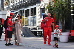 Kimi Raikkonen, Ferrari, eşi Minttu Virtanen ve oğlu Robin Raikkonen ve antrenman koçu Mark Arnall ile birlikte