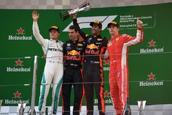 Valtteri Bottas, Mercedes-AMG F1, Daniel Ricciardo, Red Bull Racing e Kimi Raikkonen, Ferrari festeggiano sul podio