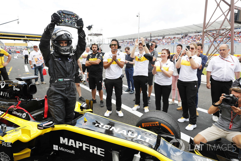 Aseel Al-Hamad, revient au stand après avoir piloté une Lotus E20 lors de la parade Renault Passion