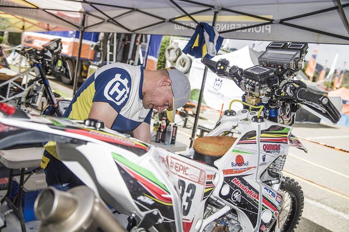 HT Rally Raid Husqvarna en el vivac