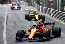 Fernando Alonso, McLaren MCL33, voor Carlos Sainz Jr., Renault Sport F1 Team R.S. 18