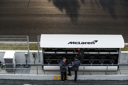 Исполнительный директор McLaren Зак Браун и гоночный директор команды Эрик Булье