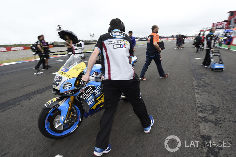 La moto di Thomas Luthi, Estrella Galicia 0,0 Marc VDS, viene portata via dalla griglia dopo il fiasco della partenza