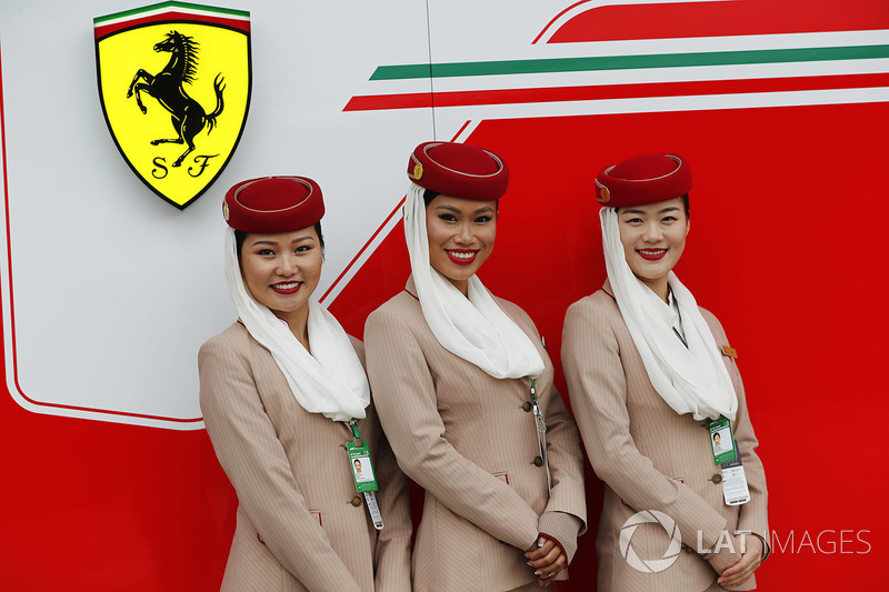 Стюардесси Emirates