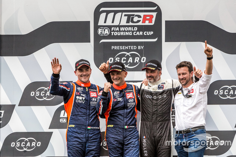 Podium: Race winner Gabriele Tarquini, BRC Racing Team Hyundai i30 N TCR, second place Norbert Michelisz, BRC Racing Team Hyundai i30 N TCR, third place Yvan Muller, YMR Hyundai i30 N TCR