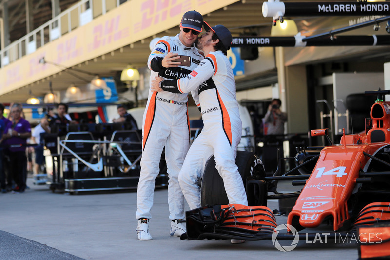 Фернандо Алонсо целует Стоффеля Вандорна на командной фотосессии McLaren