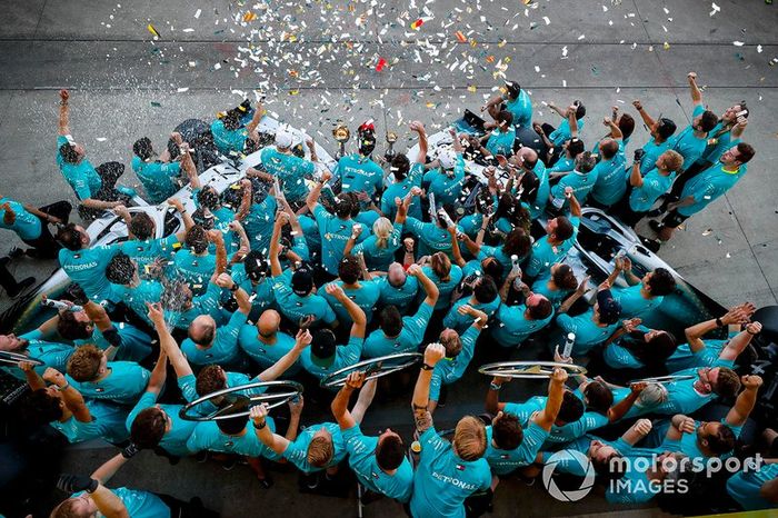 El equipo Mercedes celebra su sexto Mundial de constructores consecutivo