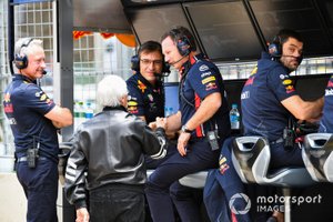 Bernie Ecclestone, Presidente Emiritus de Fórmula 1, Christian Horner, Director, Red Bull Racing, y el equipo Red Bull en la pared del foso.