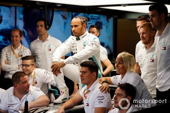 Lewis Hamilton, Mercedes AMG F1, posa para la foto de grupo