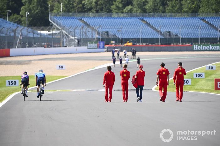 Valtteri Bottas, Mercedes-AMG Petronas F1 y Tiffany Cromwell, en bicicleta adelantan a Sebastian Vettel, Ferrari y sus ingenieros