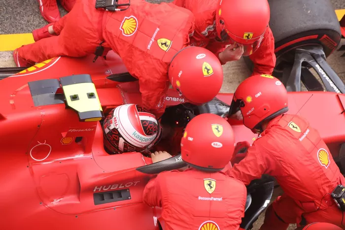 Charles Leclerc, Ferrari SF1000 en pits por un problema en su monoplaza 