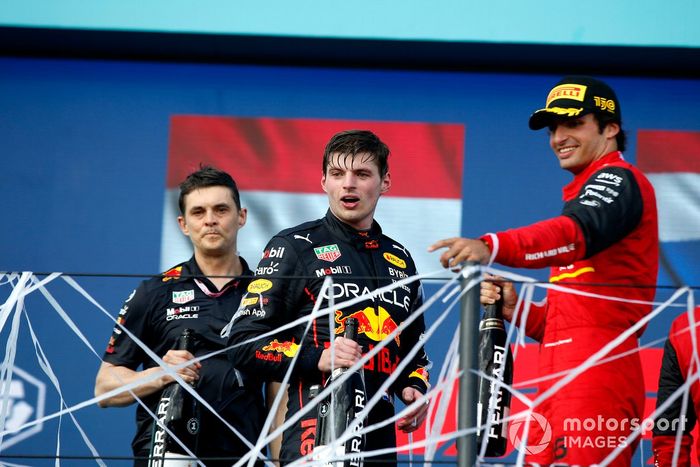 Podio: ganador Max Verstappen, Red Bull Racing, tercer lugar Carlos Sainz, Ferrari