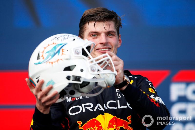 Max Verstappen, Red Bull Racing, 1ª posición, recibe un casco de NFL de los Miami Dolphins en el podio