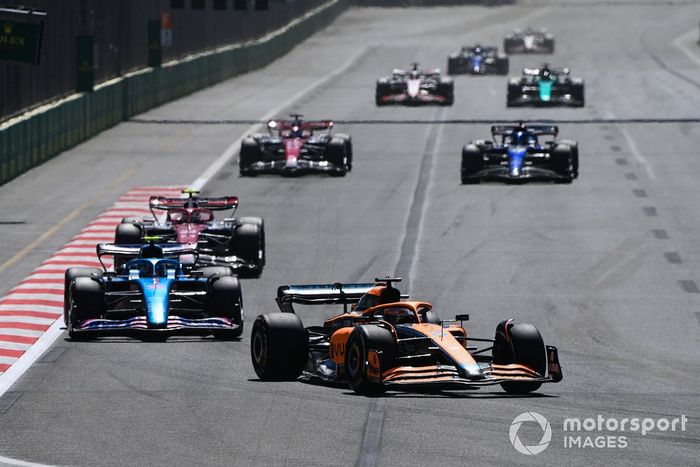 Arrancada Daniel Ricciardo, McLaren MCL36, Esteban Ocon, Alpine A522, Zhou Guanyu, Alfa Romeo C42