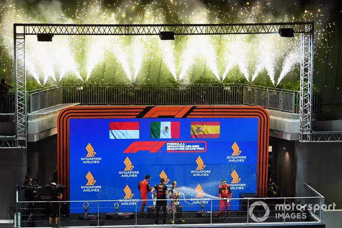 Podio: segundo lugar Charles Leclerc, Ferrari, ganador Sergio Pérez, Red Bull Racing, tercer lugar Carlos Sainz, Ferrari