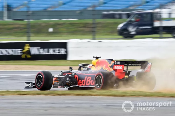 Max Verstappen, Red Bull Racing RB15, sobre la hierba