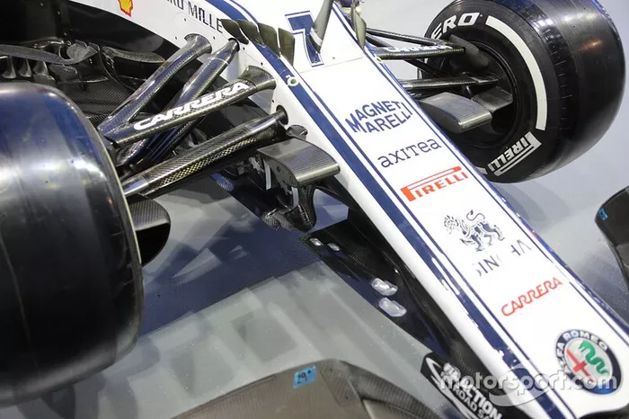 Alfa Romeo Racing C38, asa dianteira