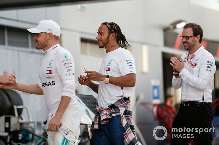 Ganador Lewis Hamilton, Mercedes AMG F1, celebra con el equipo  Mercedes y Valtteri Bottas, Mercedes AMG F1