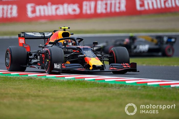 Alex Albon, Red Bull RB15, Kevin Magnussen, Haas F1 Team VF-19