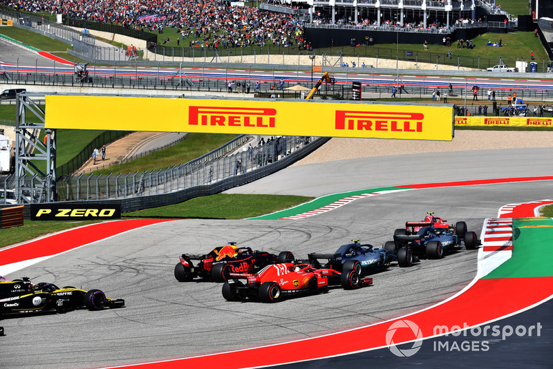 Kimi Raikkonen, Ferrari SF71H y Lewis Hamilton, Mercedes-AMG F1 W09