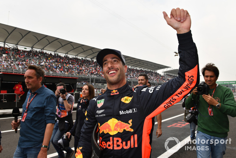 Ricciardo celebrate su pole