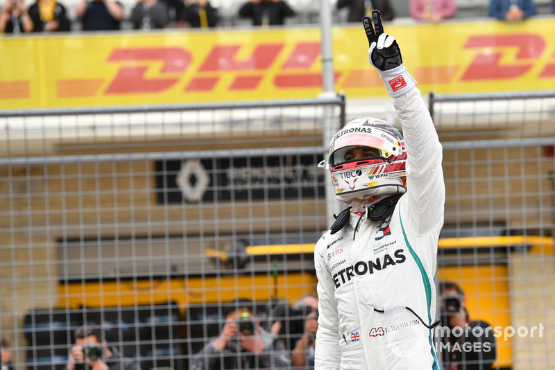 Il poleman Lewis Hamilton, Mercedes AMG F1, festeggia nel parco chiuso