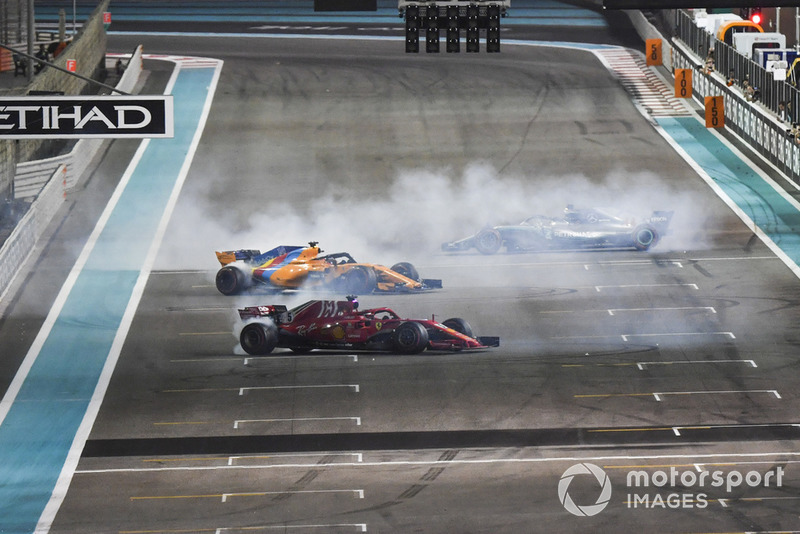 Lewis Hamilton, Mercedes-AMG F1 W09, Sebastian Vettel, Ferrari SF71H e Fernando Alonso, McLaren MCL33, festeggiano con dei donut alla fine della gara