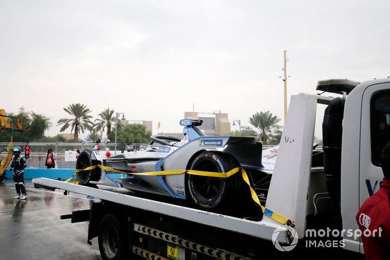 The damaged car of Edoardo Mortara, Venturi Formula E, Venturi VFE05, is returned to the pits