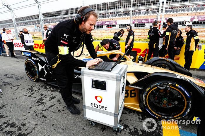 Ingenieros revisan el auto de Andre Lotterer car, DS TECHEETAH, DS E-Tense FE19 