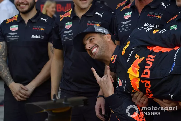 Daniel Ricciardo, Red Bull Racing and mechanics at the team photo