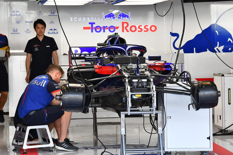 Scuderia Toro Rosso STR13 a garázsban