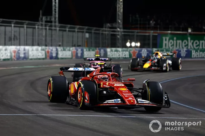 Carlos Sainz, Ferrari SF-24, Pierre Gasly, Alpine A524, Max Verstappen, Red Bull Racing RB20