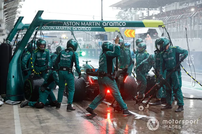 Fernando Alonso, Aston Martin AMR24, hace una parada en boxes