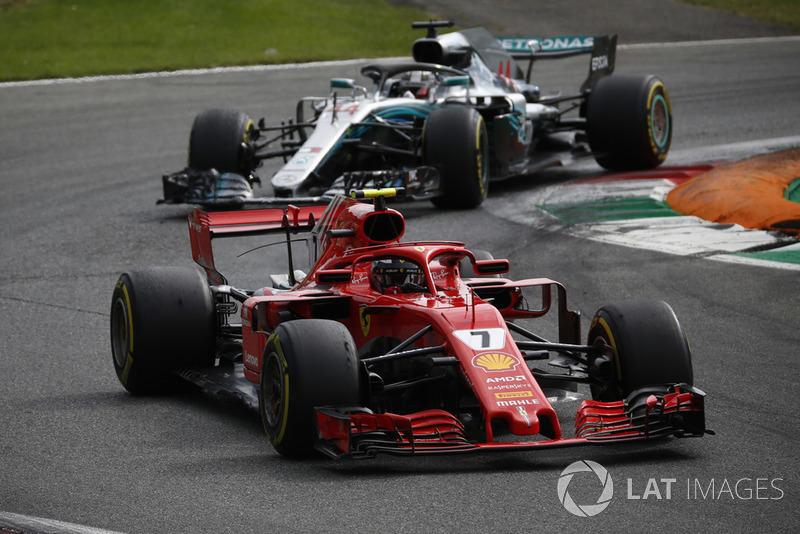 Kimi Raikkonen, Ferrari SF71H przed Lewisem Hamiltonem, Mercedes AMG F1 W09 