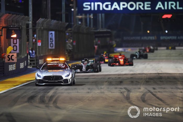 Safety Car al frente de Lewis Hamilton, Mercedes AMG F1 W09 EQ Power+ 