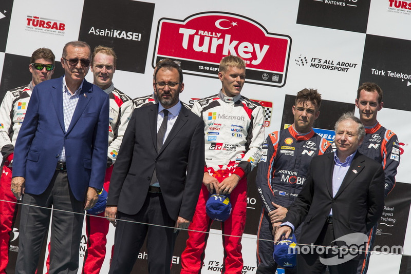 Podio: i vincitori Ott Tänak, Martin Järveoja, Toyota Gazoo Racing WRT Toyota Yaris WRC, secondi Jari-Matti Latvala, Miikka Anttila, Toyota Gazoo Racing WRT Toyota Yaris WRC, terzi Hayden Paddon, Sebastian Marshall, Hyundai Motorsport Hyundai i20 Coupe WRC