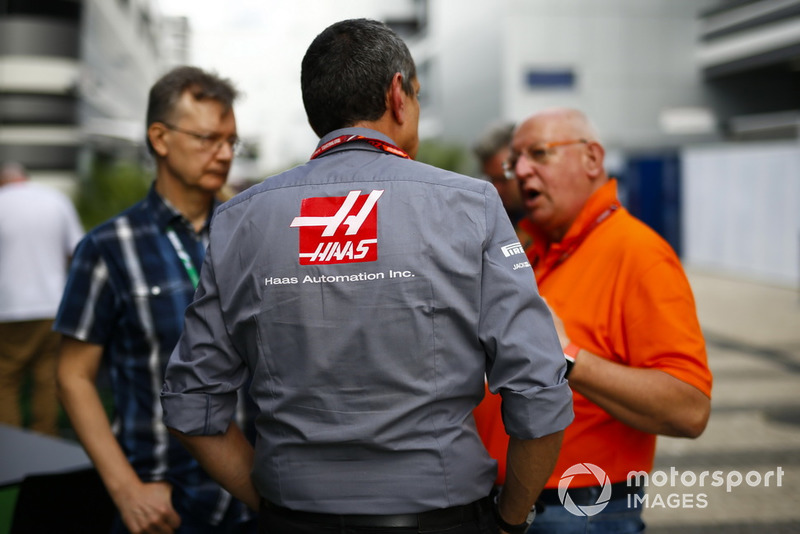 Руководитель Haas F1 Team Гюнтер Штайнер и репортер Дитер Ренкен