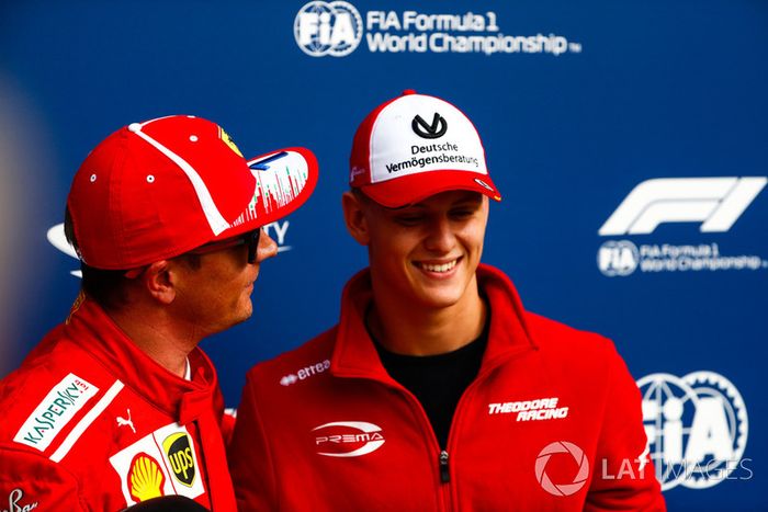Mick Schumacher otorga a Kimi Raikkonen, Ferrari, el Pirelli Pole Position award