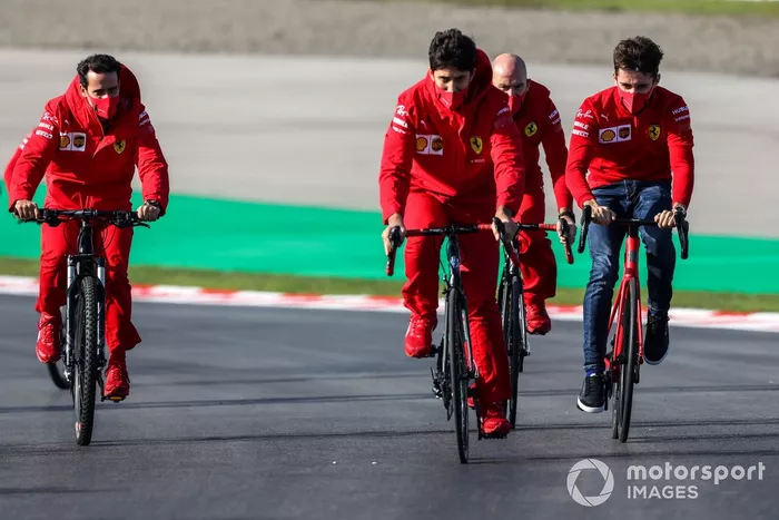 Charles Leclerc, Ferrari, recorre la pista en bici