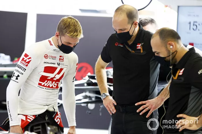 Mick Schumacher, Haas F1, con Gary Gannon
