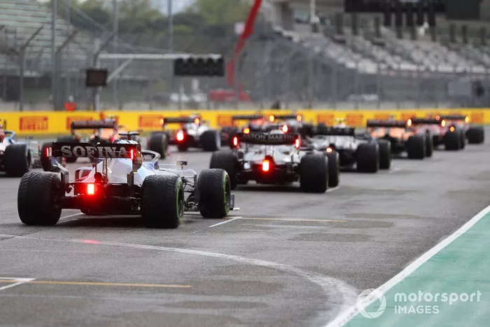 Los pilotos se alinean para la salida