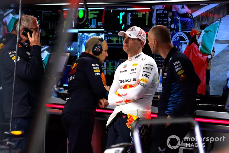 Max Verstappen, Red Bull Racing, in garage 